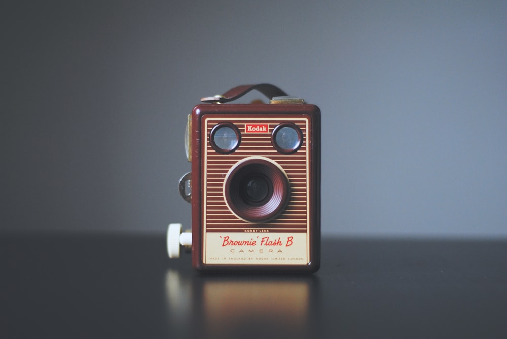 shallow focus photography of vintage brown camera