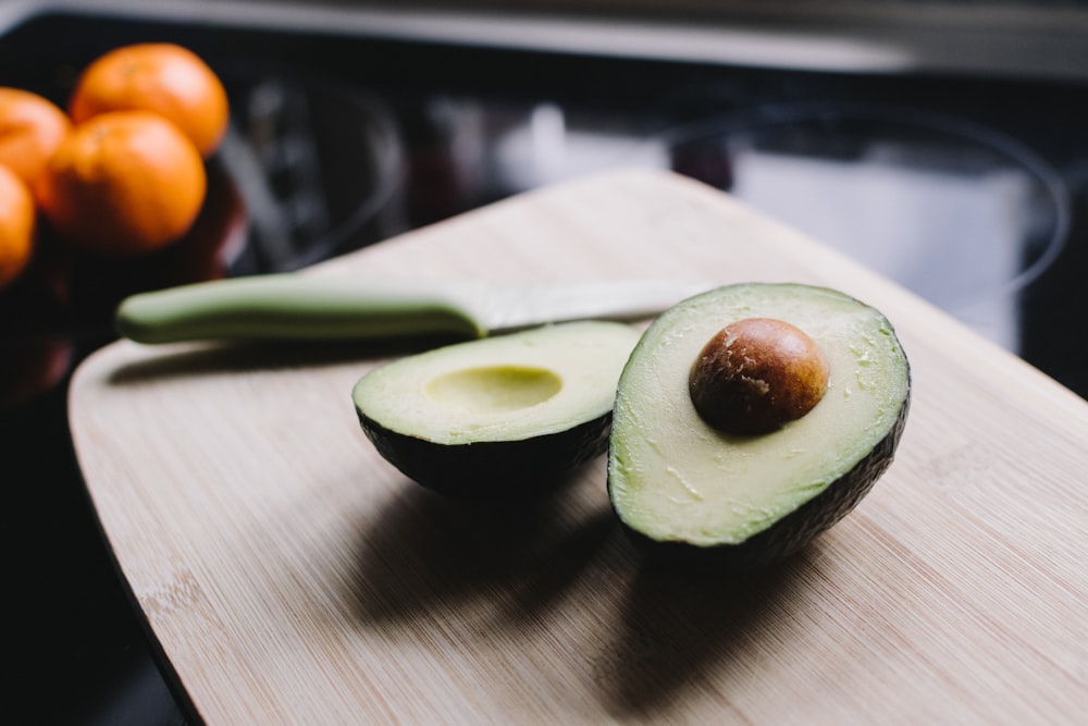 avocado a fette su tagliere di legno marrone