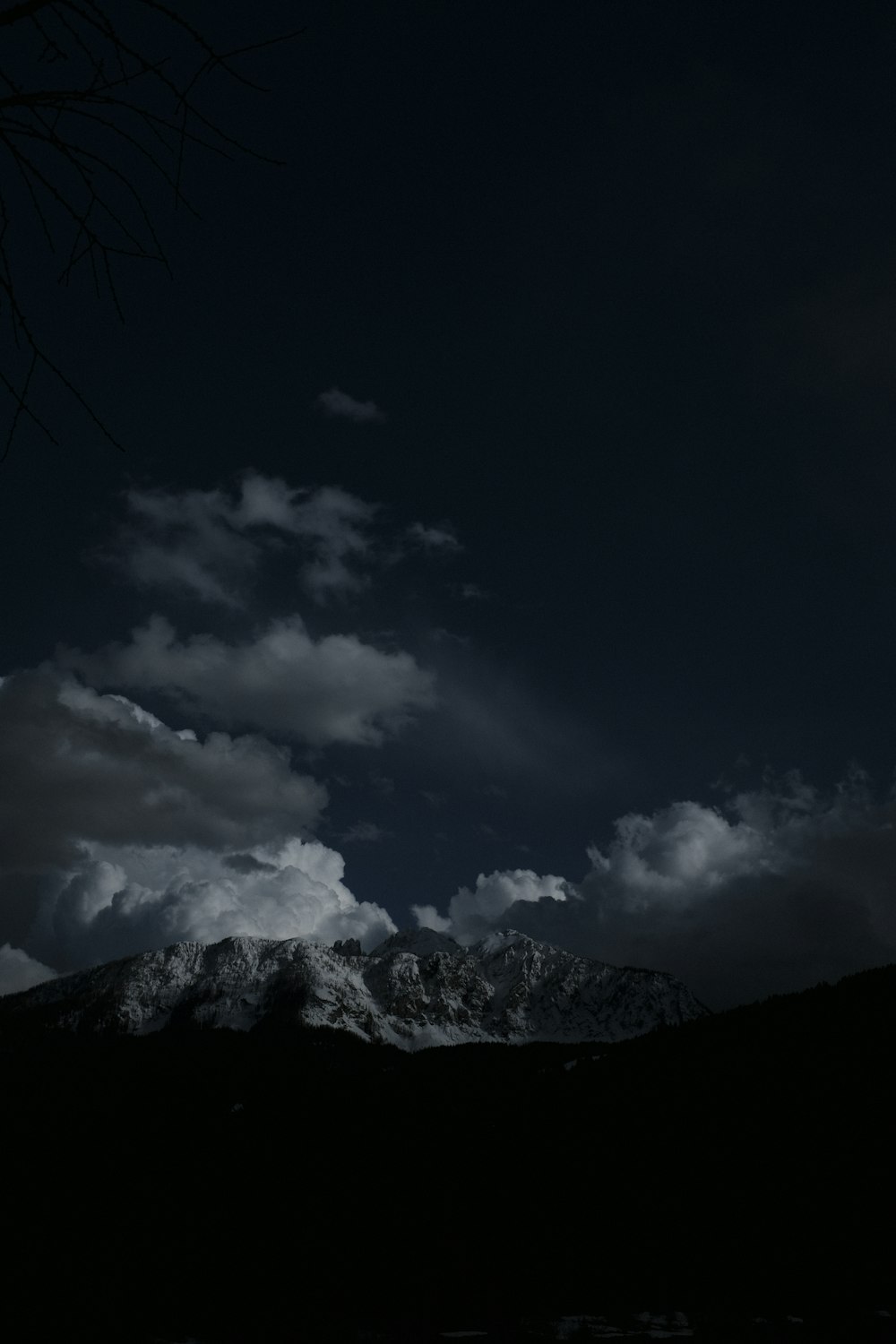 montagna coperta di ghiaccio