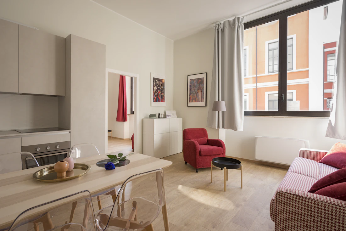 Espacio interior habilitado, con cocina, mesa y ventanal