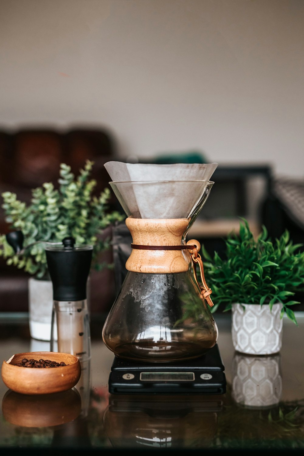 cafetière en verre brun et transparent