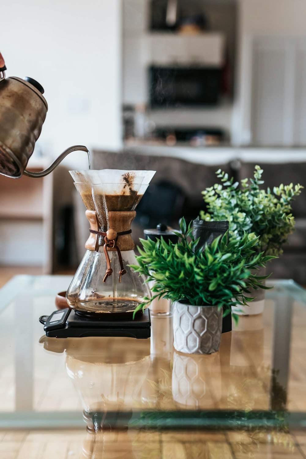 Person, die Kaffee-Ionen-Glas gießt