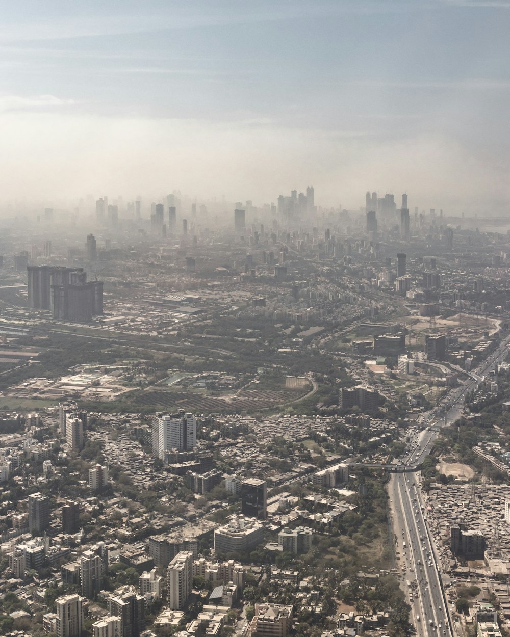 Fotografía de vista aérea de la ciudad durante el día