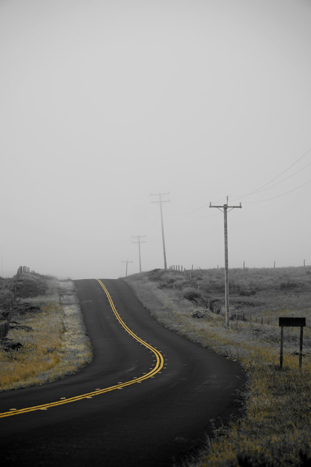 camino asfaltado bajo el cielo nublado