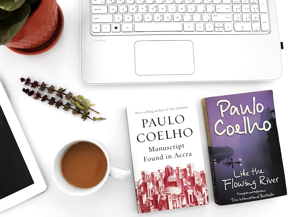 dois livros de Paulo Coelho em cima da mesa