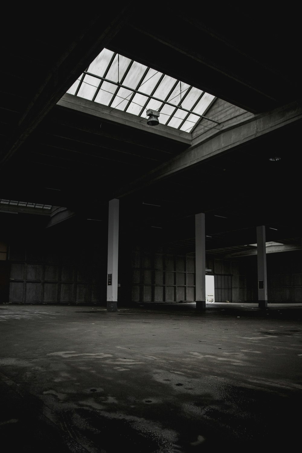 Photographie sélective de la mise au point d’un bâtiment blanc et noir