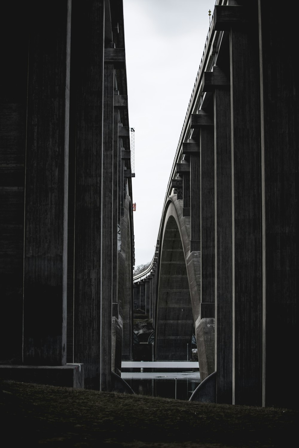 회색 콘크리트 다리의 사진