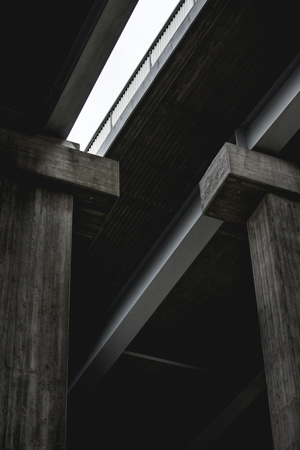 Photographie en contre-plongée de bâtiments en béton brun