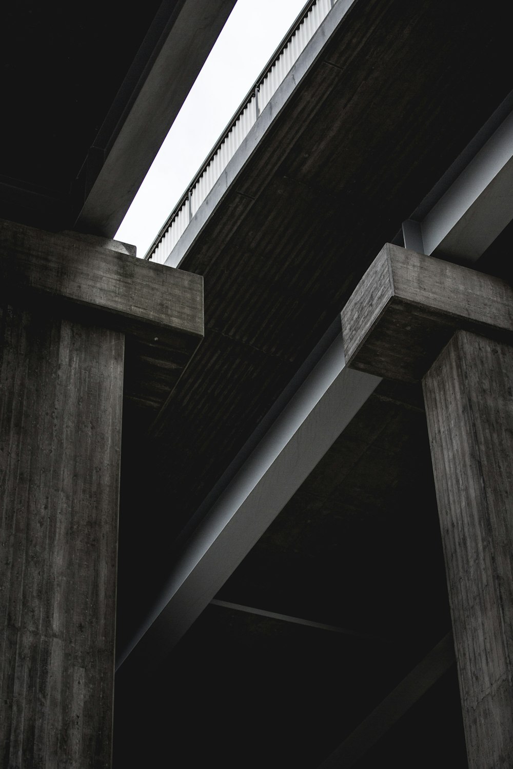 Fotografía de ángulo bajo de edificios de hormigón marrón