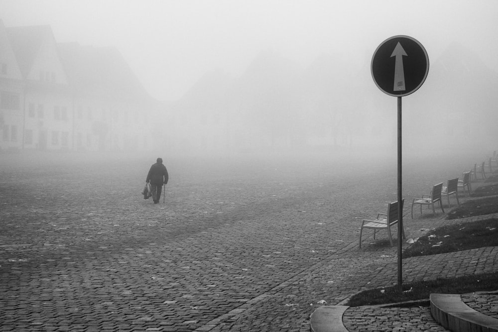 persona che cammina su una strada vuota