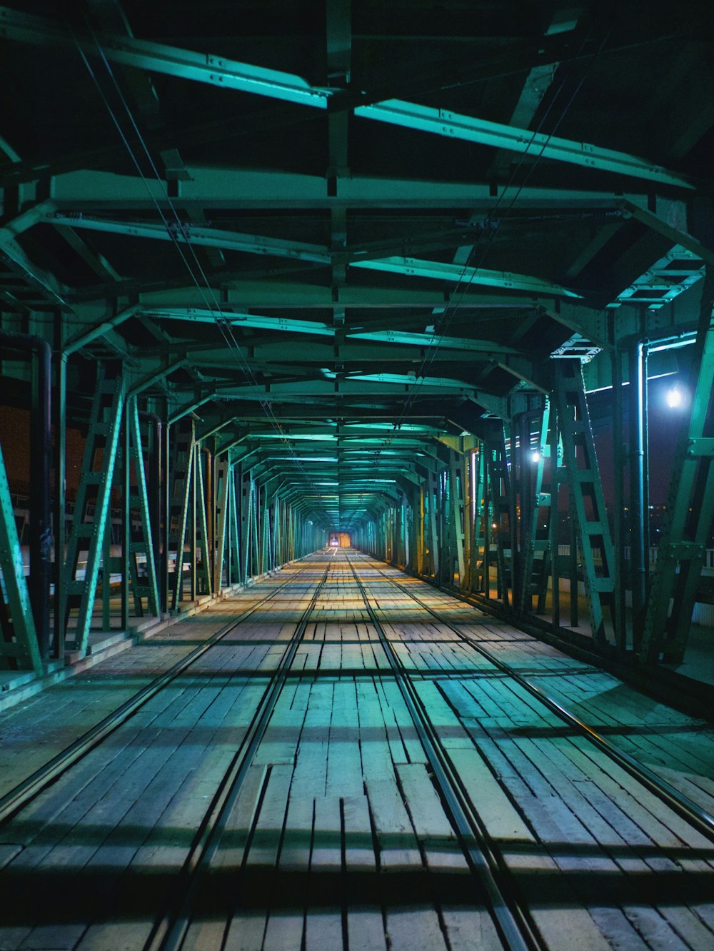 Arco de metal gris por la noche