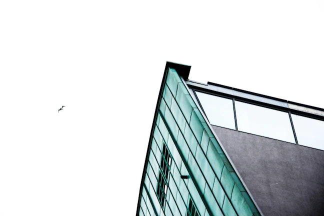 Bird’s-eye 3D perspective showing the building’s location and surroundings.
