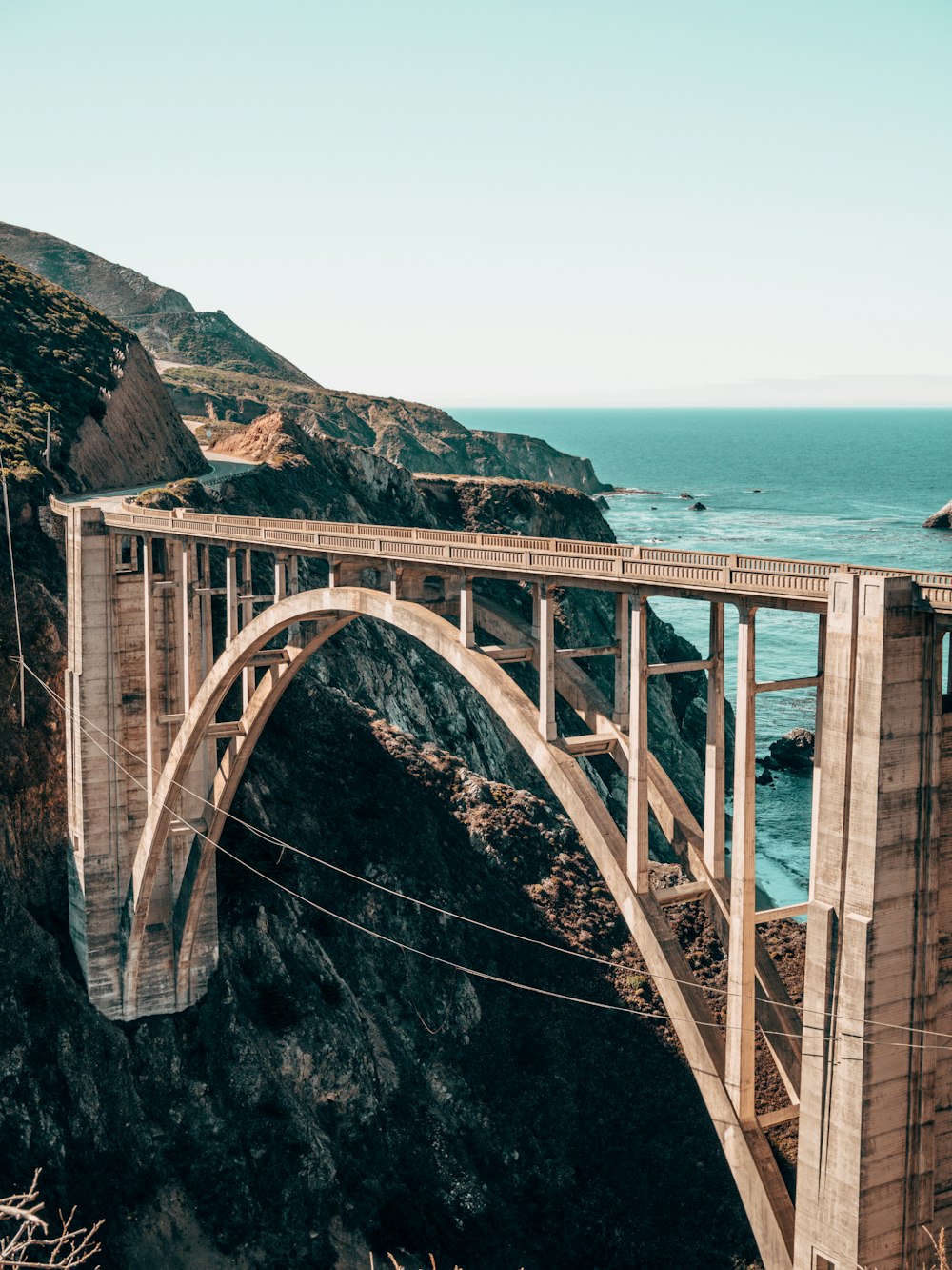 Fotografia de paisagem da ponte de concreto cinza