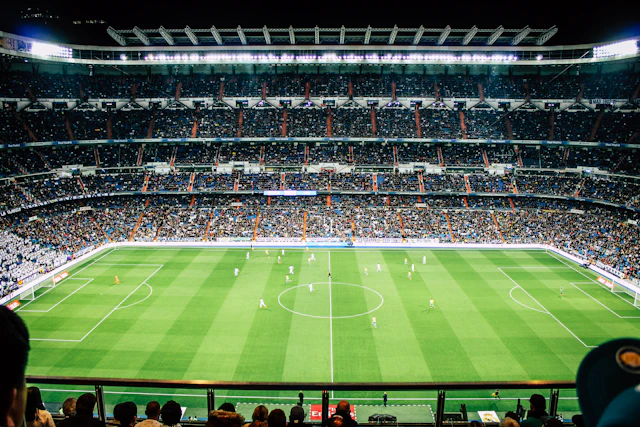 Stadyum tribününde bayraklar