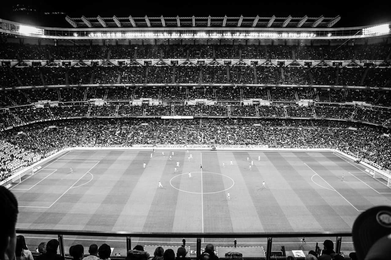 Santiago Bernabeu en pleno apogeo en un partido de la Liga