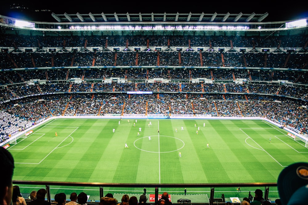 Voetballers met toeschouwers in het stadion van Real Madrid