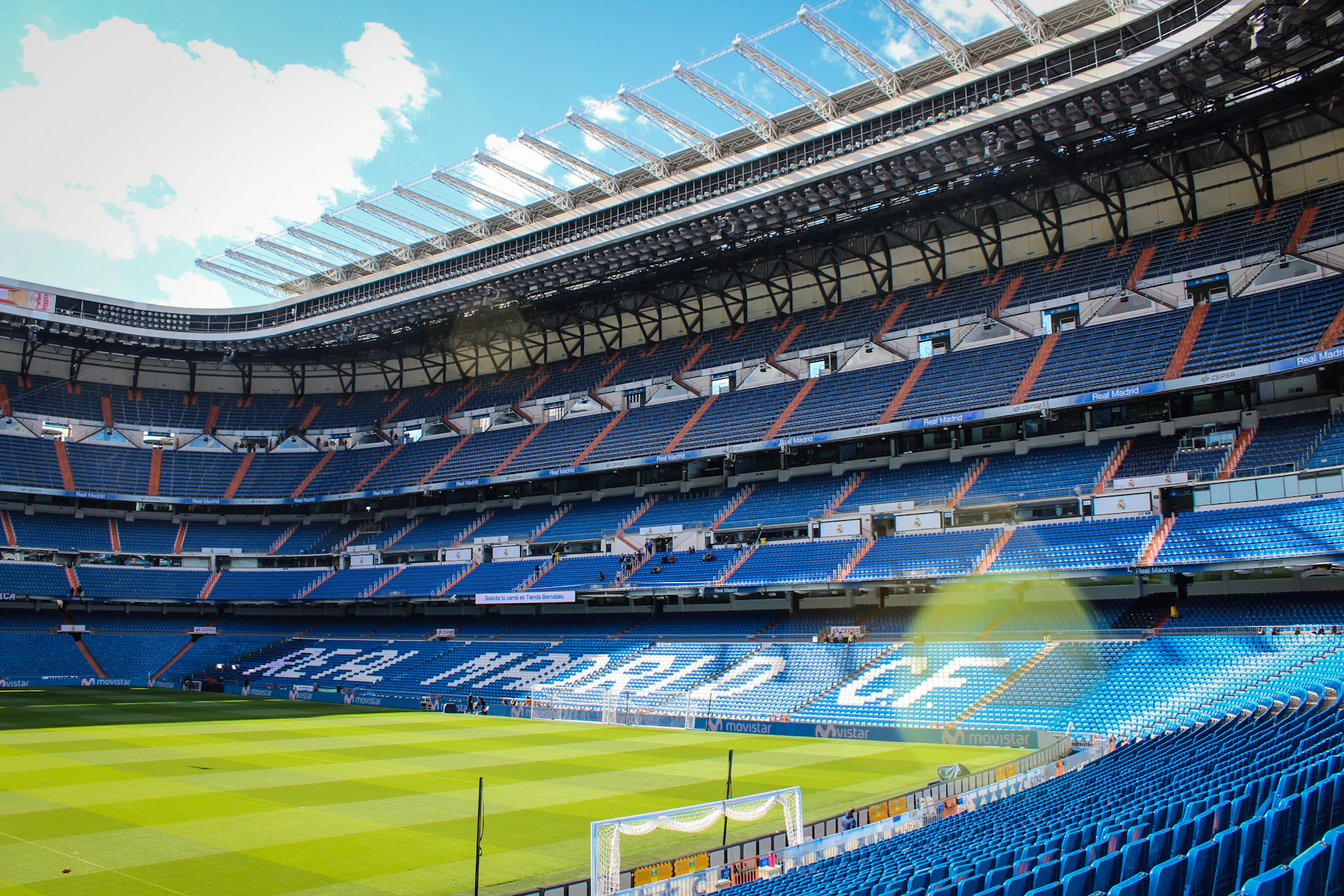 Трибуны стадиона Сантьяго Бернабеу с надписью REAL MADRID CF, вид на поле