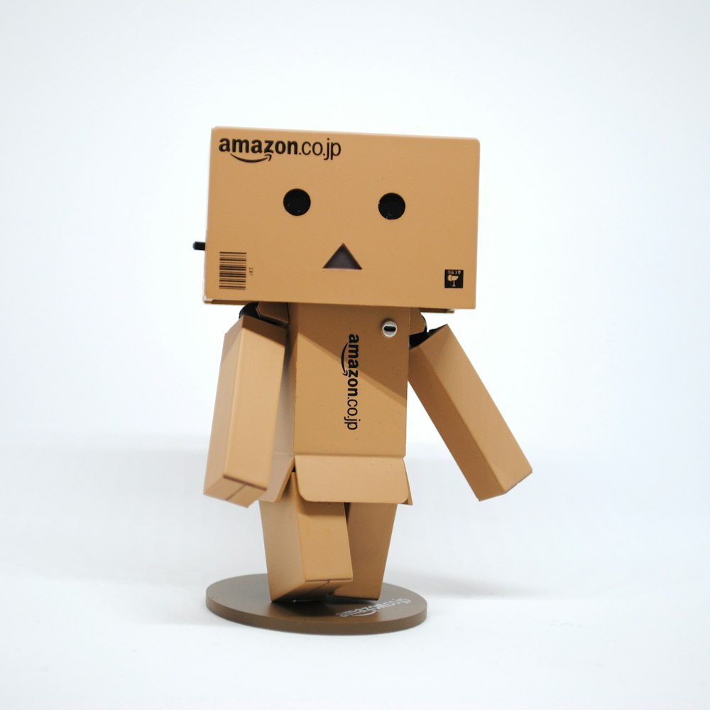 Figurine de personnage de boîte en carton Amazon