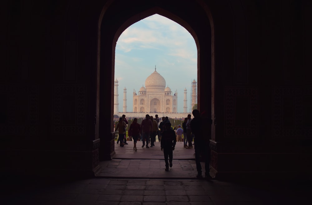 pessoas em pé perto do Taj Mahal