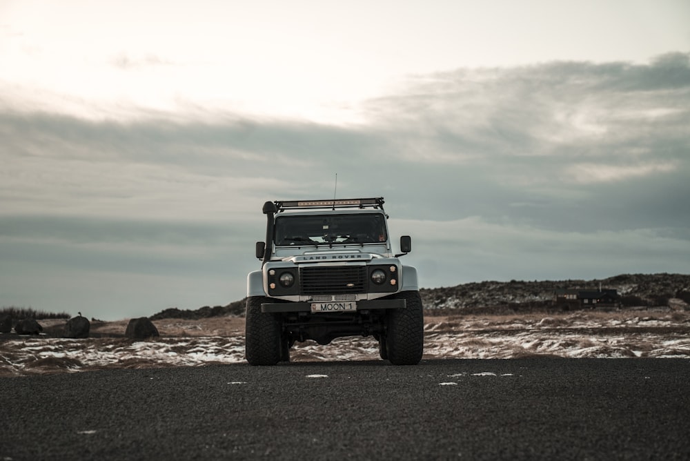 selective focus of gray vehicle