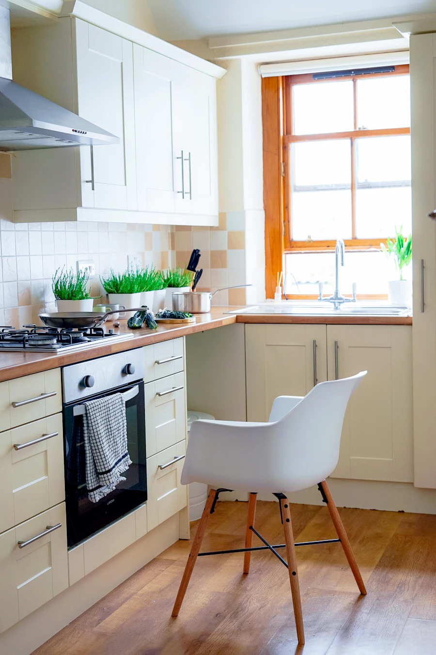 A cream shaker kitchen with freshly painted units and tidy woodwork.