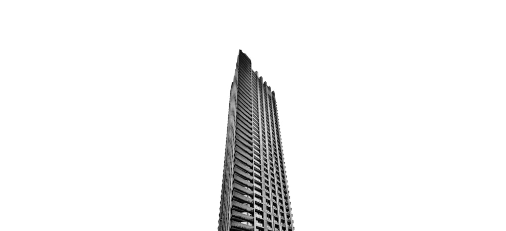 Foto estrutural do edifício cinzento sob o céu nublado