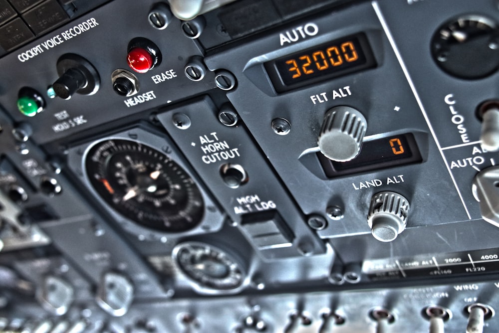 um close up de um painel de controle em um avião