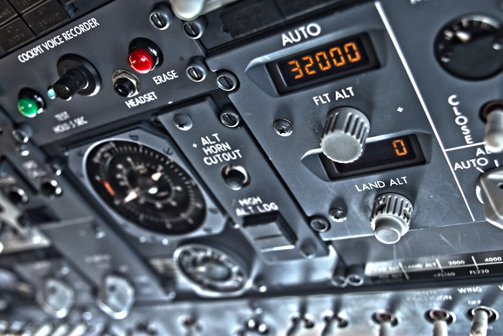 un primo piano di un pannello di controllo in un aereo