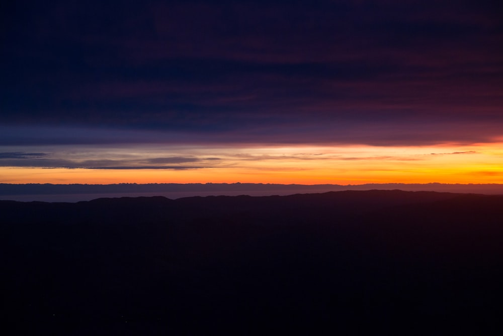 Silueta de la montaña durante la hora dorada