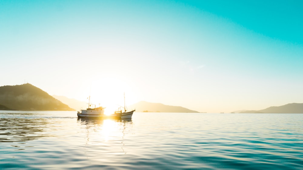 dois barcos brancos no corpo de água