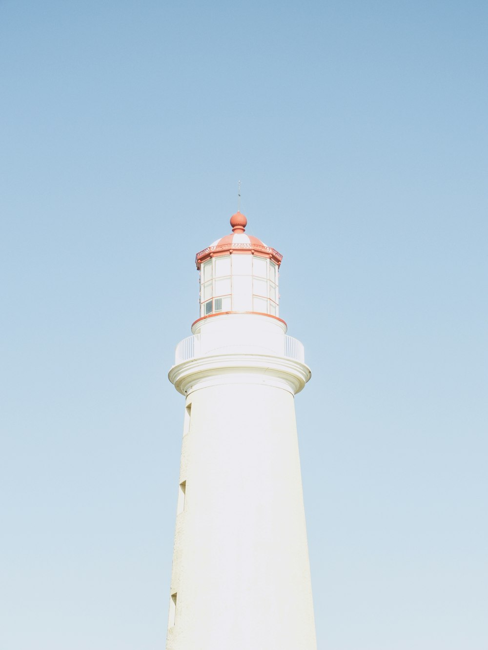 faro in cemento bianco