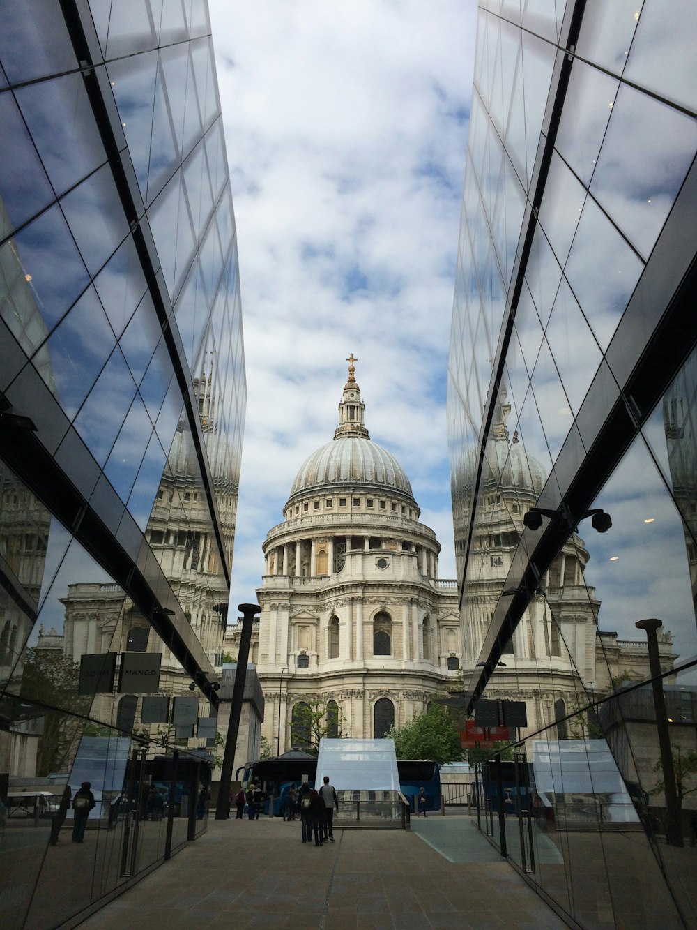 Pessoas caminhando em direção ao edifício Grey Dome