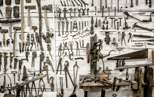 Workshop organization with labeled tool storage