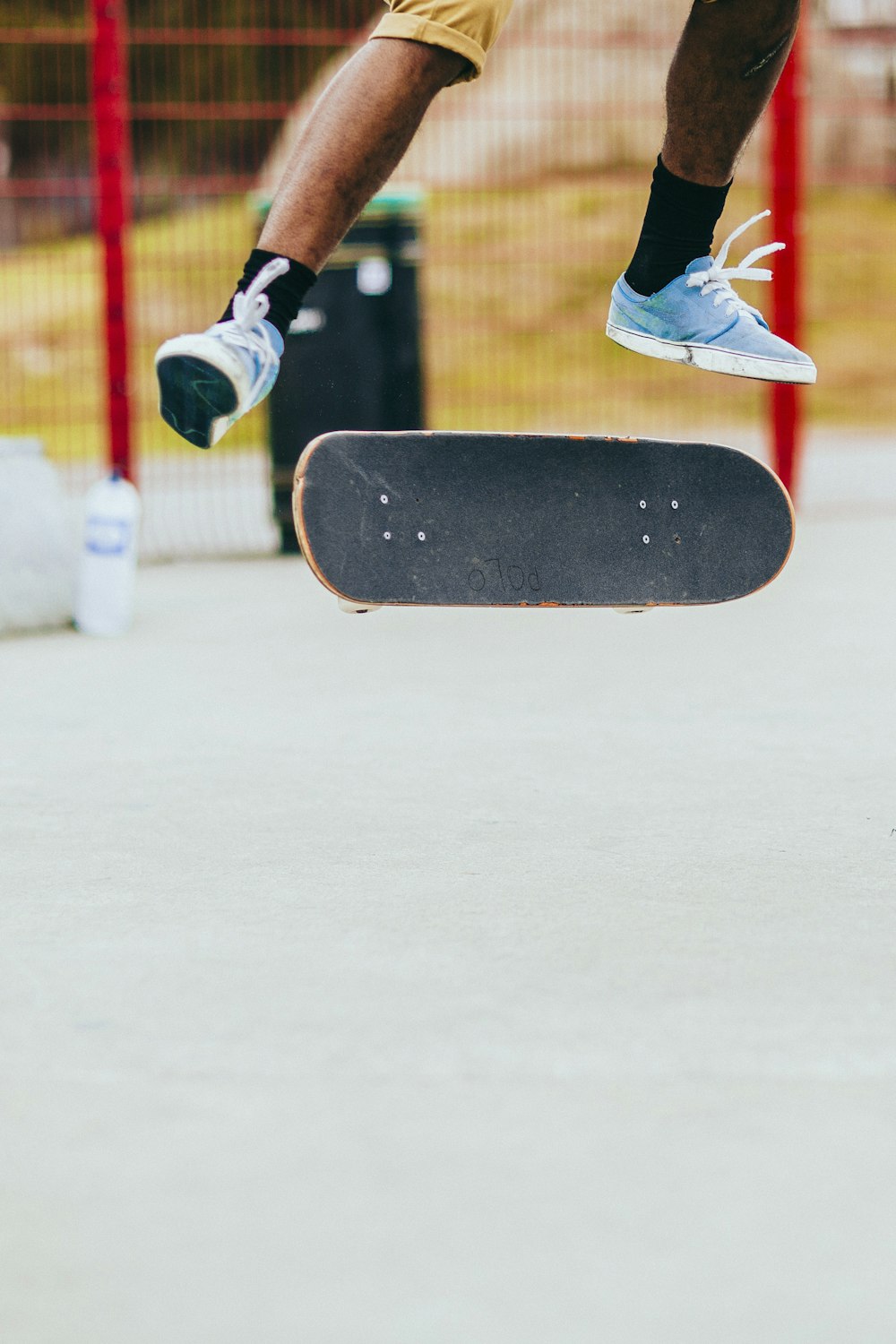 Uomo che gioca a skateboard mentre esegue flip trick
