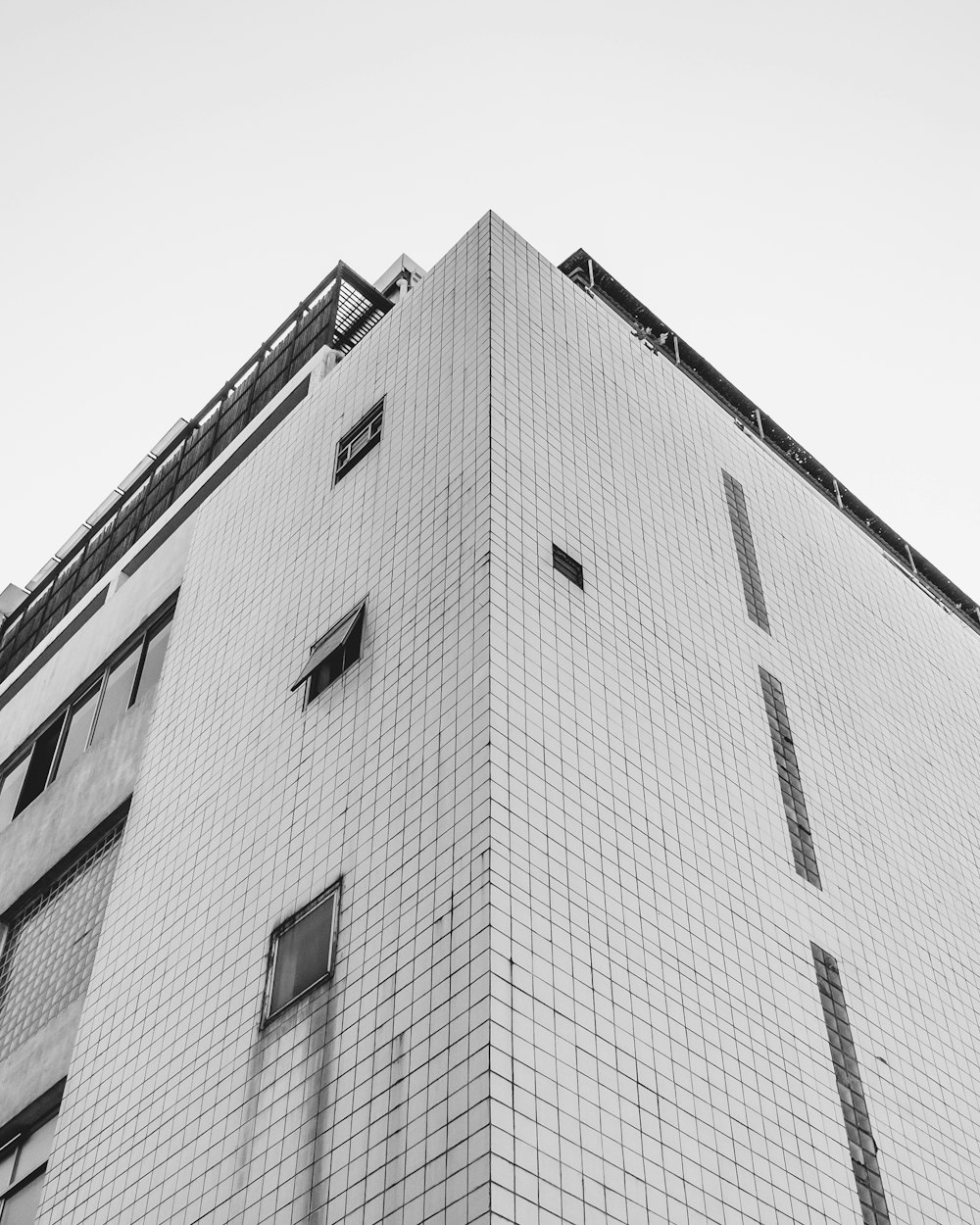 灰色のコンクリートの建物