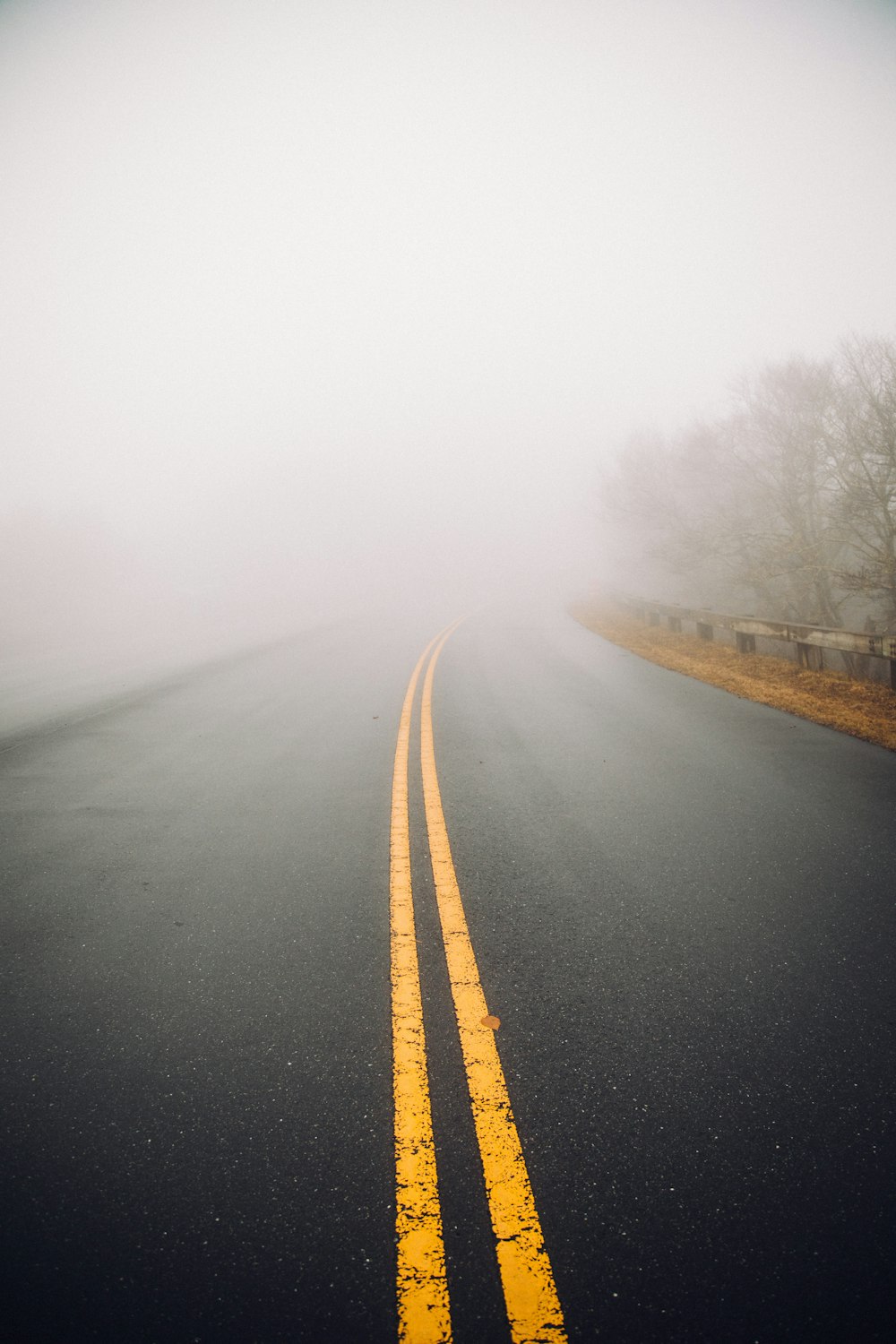 route en béton gris brumeux