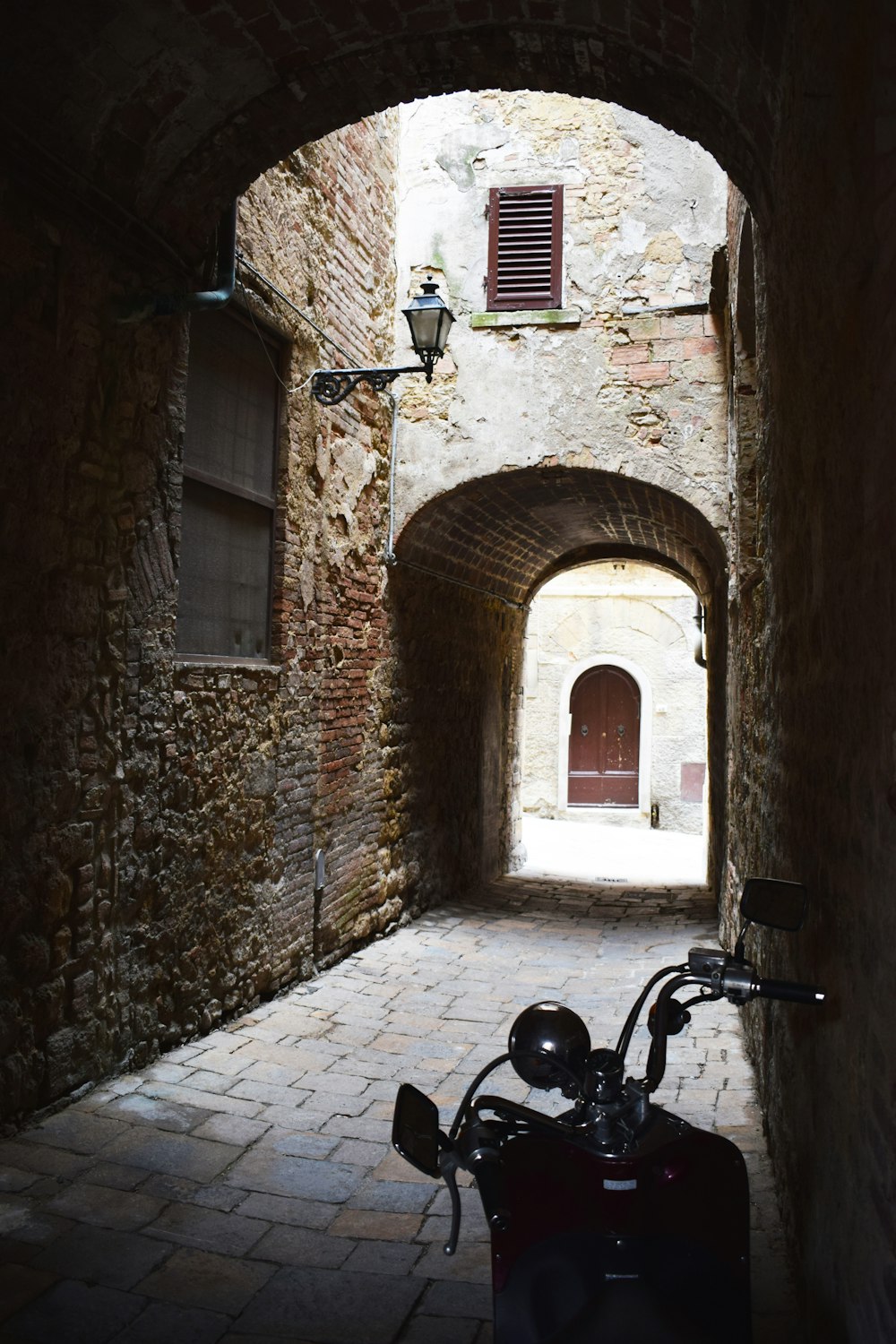 una moto parcheggiata in un vicolo stretto