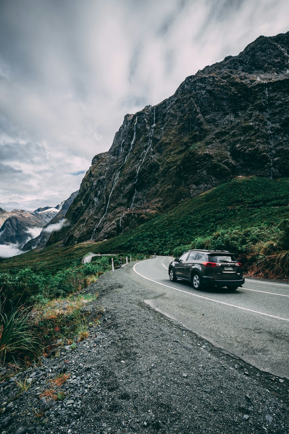 voiture sur la route près de la montagne