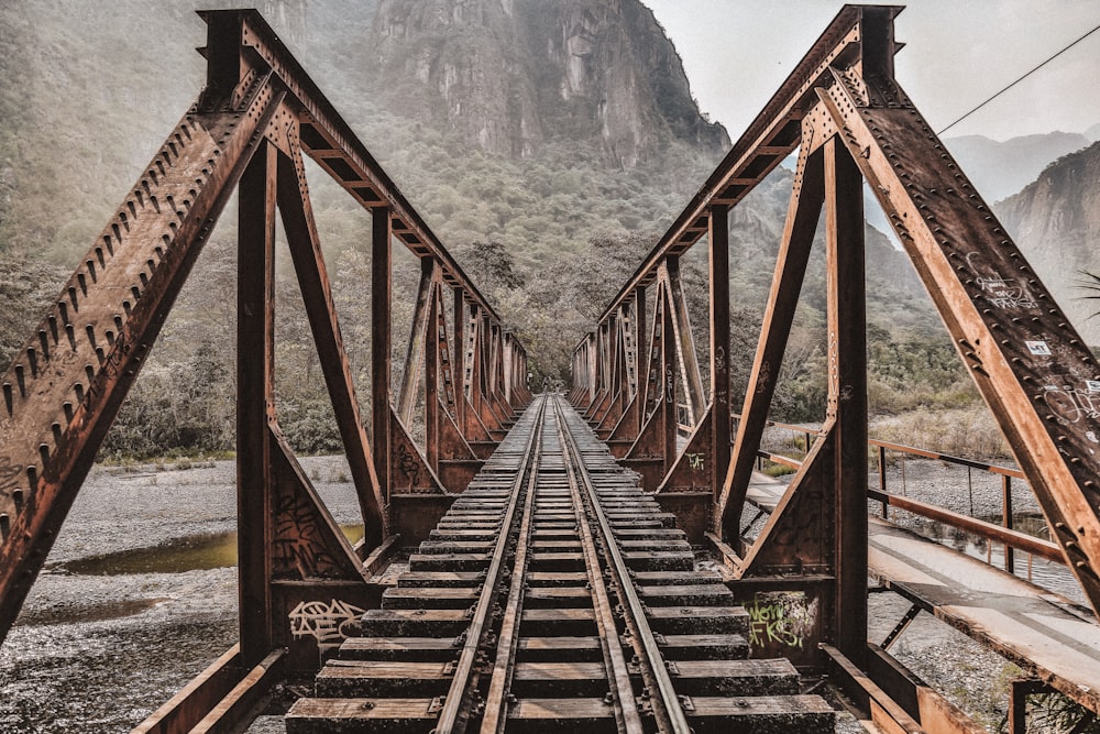 ponte de trem marrom e cinza vazia durante o dia