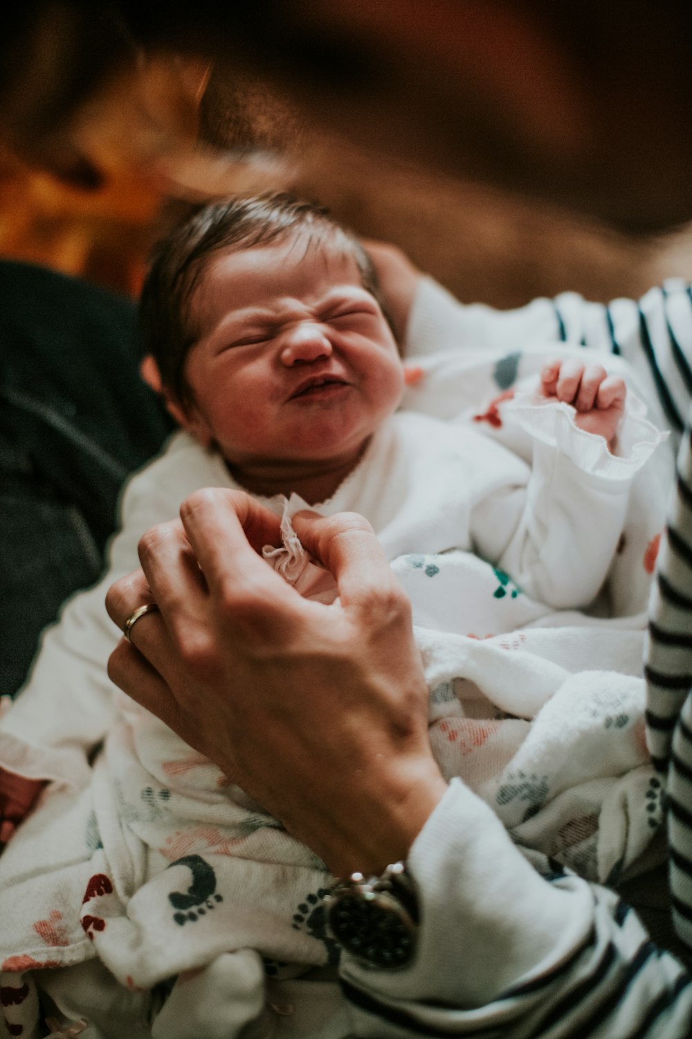 Person, die das Baby trägt