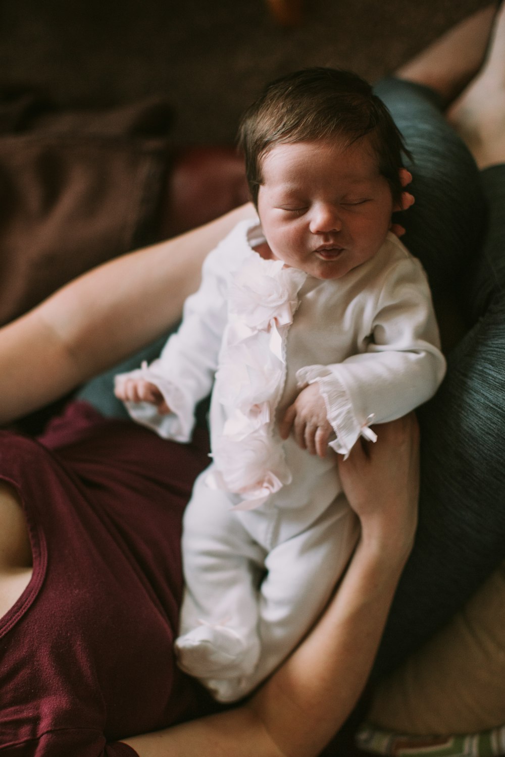 femme tenant un bébé