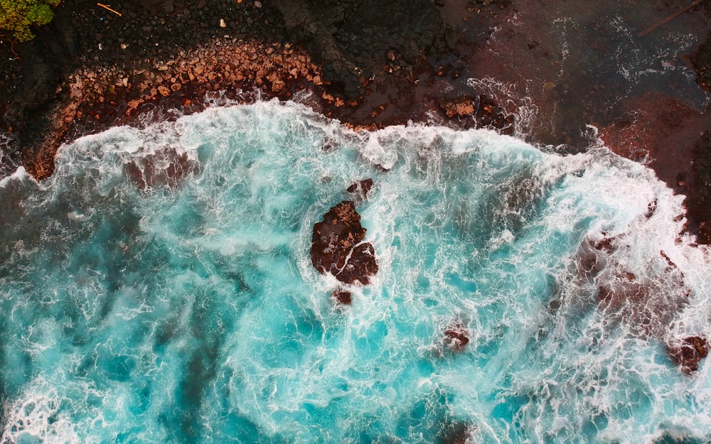 Vue aérienne des vagues de mer