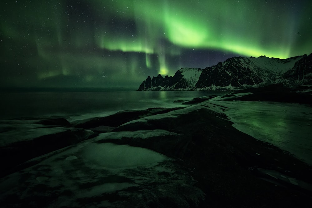 Auroras boreales sobre la montaña