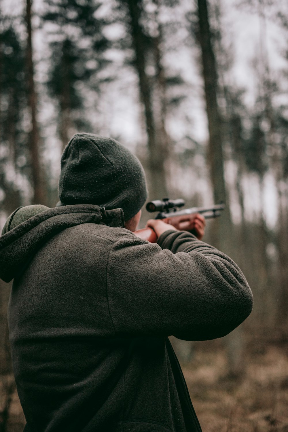 homem usando rifle de precisão