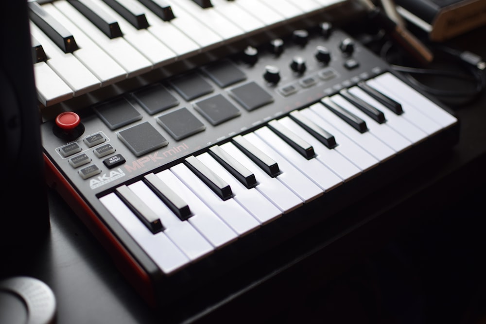 mini plataforma de lanzamiento Akai MPK en blanco y negro