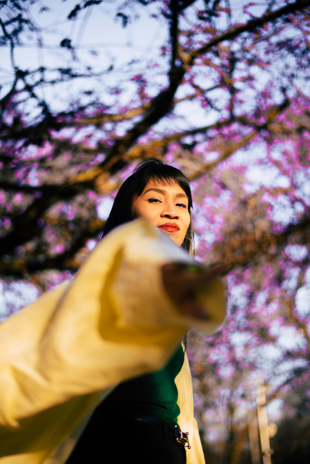 Foto einer Frau unter dem Baum mit flachem Fokus