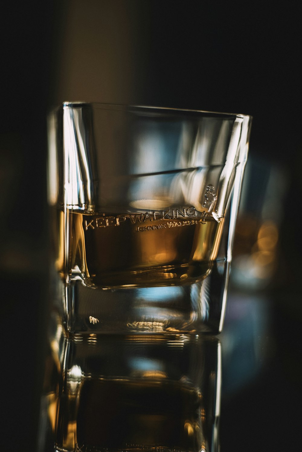 Líquido marrón en un vaso transparente