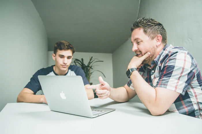 Tutor ayudando a estudiante