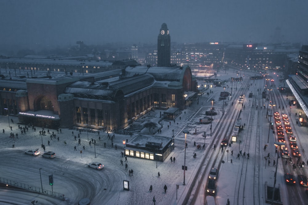 Photographie aérienne d’une rue la nuit recouverte de neige