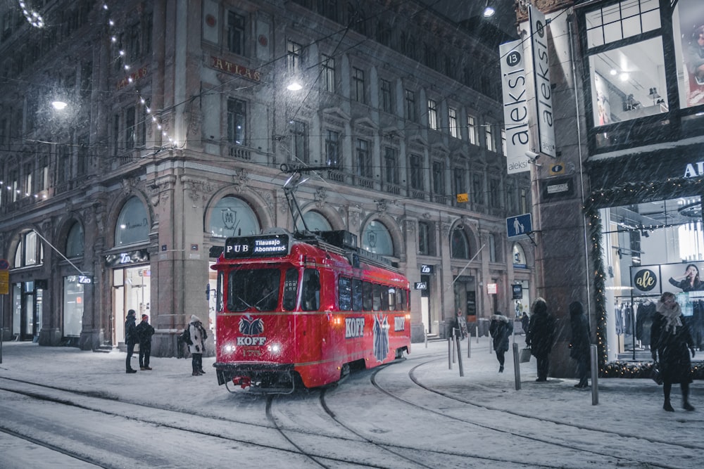 Train rouge de la ville sur les rails